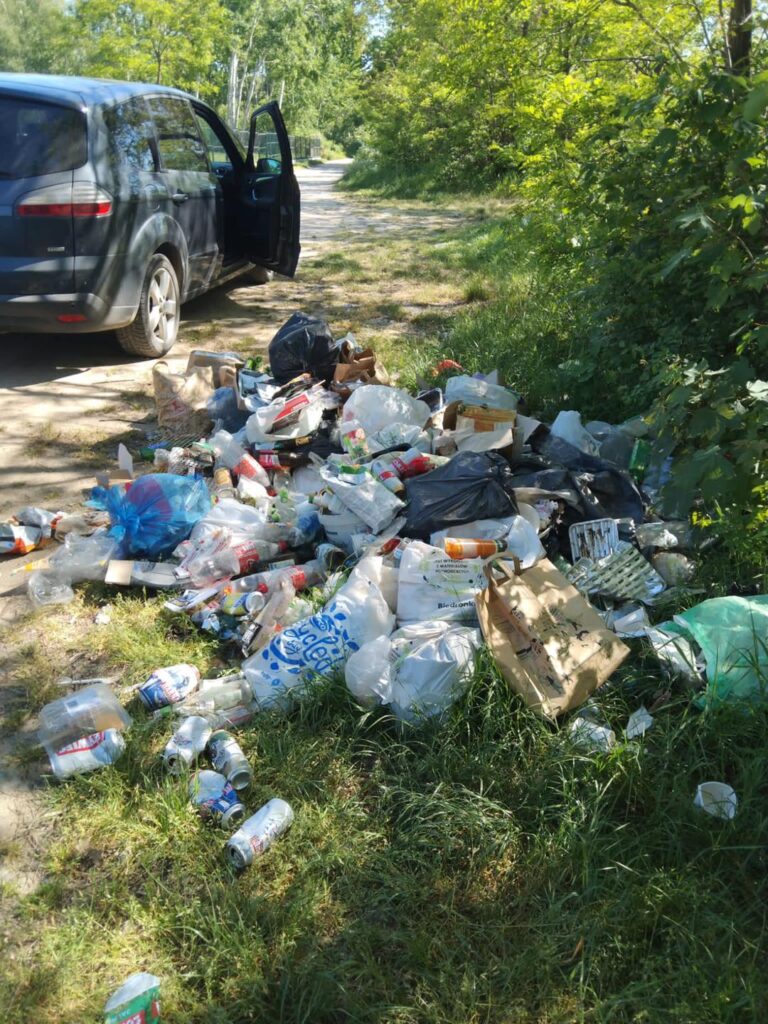 Takie ilości śmieci uprzątnęliśmy dziś z terenu położonego dosłownie kilkaset metrów od granic ośrodka